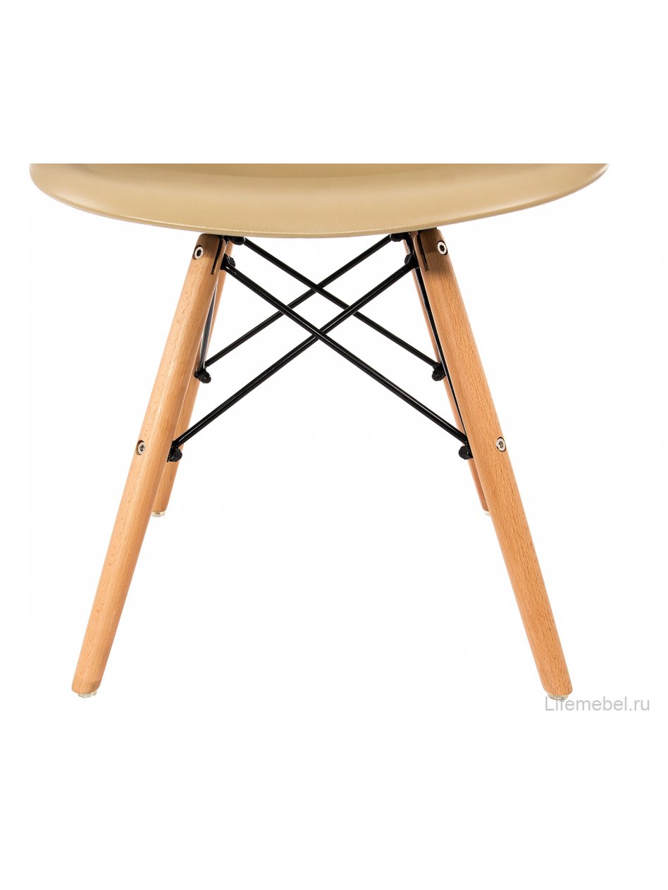 Стул Eames бежевый  / деревянный каркас