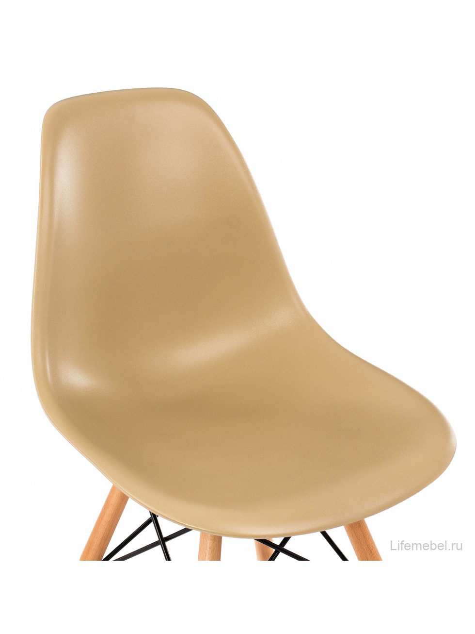 Стул Eames бежевый  / деревянный каркас