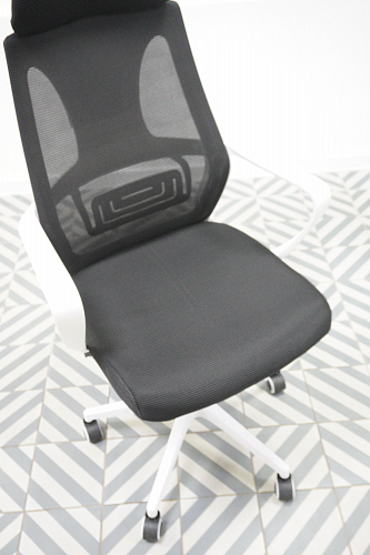 Компьютерное кресло Golem black / white из шоурума 1