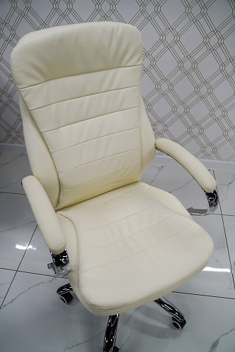 Компьютерное кресло Tomar черное из шоурума 4