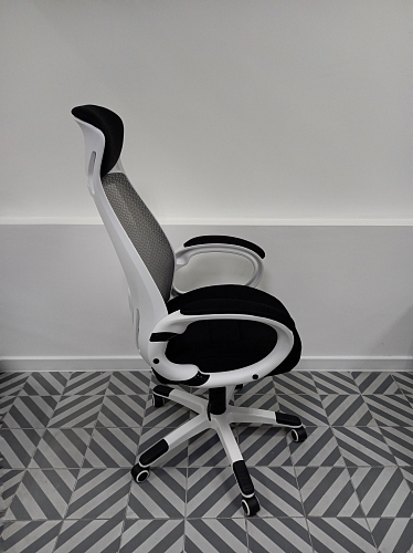 Компьютерное кресло Burgos черное из шоурума 7