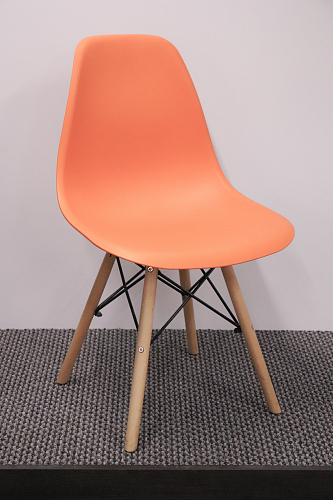 Пластиковый стул Eames PC-015 orange из шоурума 1