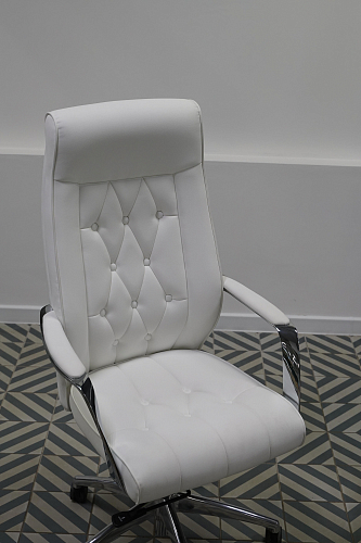 Компьютерное кресло Sarabi белое из шоурума 1